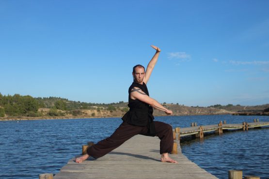 LUCAS_4046-scaled Lucas Delacourt en posture de Tai Chi Chuan au bord de l'eau
